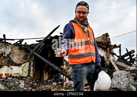 Non esclusiva: ZAPORIZHZHZHIA, UCRAINA - 9 APRILE 2023 - Un uomo mostra icone in miniatura sulle rovine di una casa distrutta nello sciopero del razzo dei Russi Foto Stock