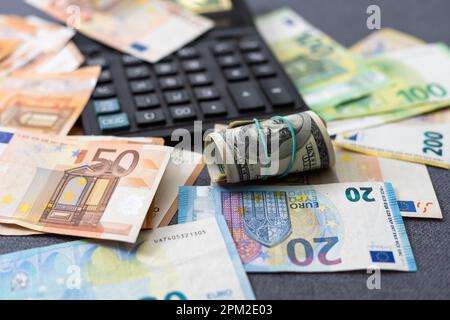 Background of Lebanian Lira Money with Dollars, Australian, and euro dollari Money che rappresentano la crisi economica in Libano Foto Stock