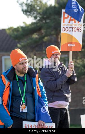 Eastbourne District General Hospital, Eastbourne, East Sussex, Regno Unito. 11th Apr, 2023. I medici junior dell'NHS iniziano quattro giorni di azione di sciopero che richiedono i miglioramenti alla paga e alle condizioni. Credit: Newpics UK South/Alamy Live News Foto Stock