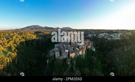 Vista dall'alto, splendida vista panoramica del paese di Vitorchiano al tramonto. Vitorchiano è un borgo medievale italiano della provincia di Viterbo, Lazio Foto Stock