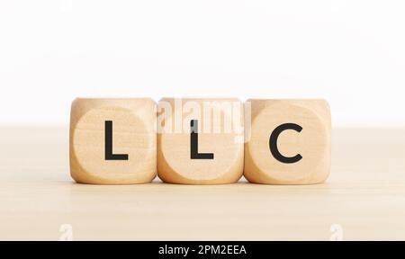 LLC o concetto di società a responsabilità limitata. Tex su blocchi di legno sul tavolo. Spazio di copia Foto Stock