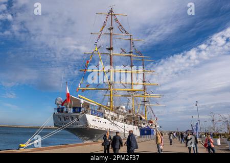 Gdynia, Polonia - 8 ottobre 2022 - Dar Młodzieży (polacco: Dono della gioventù) nave da vela, nave a pieno carico dal 1982 nel porto di Gdynia. Foto Stock