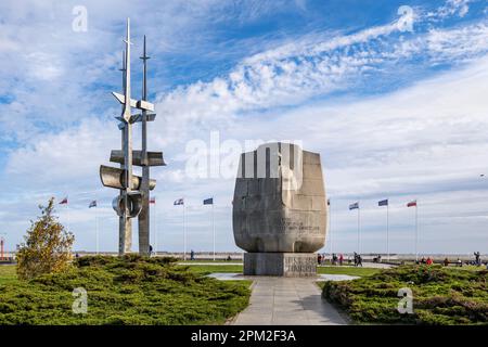 Gdynia, Polonia - 8 ottobre 2022 - Monumento a Joseph Conrad e Monumento alle vele al Molo Meridionale Foto Stock