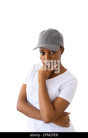 Donna afroamericana che indossa una t-shirt bianca e un cappuccio grigio con spazio copia su sfondo bianco Foto Stock
