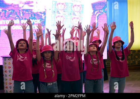 KALUSH, UCRAINA - 10 APRILE 2023 - i bambini si esibiscono durante la speciale cerimonia di cancellazione del nuovo francobollo della Kalush Orchestra al Mineral Foto Stock