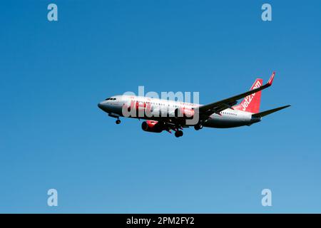 Jet2 Boeing 737-86N l'atterraggio all'Aeroporto di Birmingham, UK (G-GDFS) Foto Stock