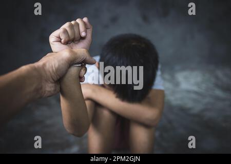 Smettete di abusare della violenza dei ragazzi, della tratta di esseri umani, del concetto della Giornata dei diritti umani. Foto Stock