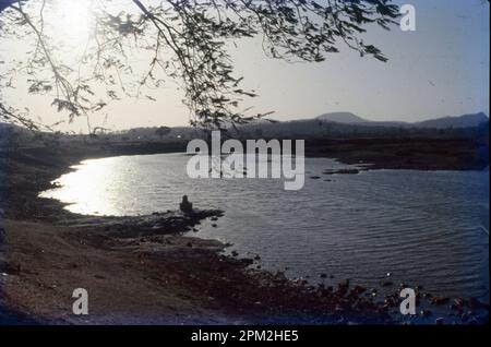 Il fiume Tansa è un piccolo fiume vicino a Mumbai, India ed è una delle fonti d'acqua di Mumbai attraverso il lago Tansa. E' stata inglobata da una diga costruita nel 1892, che fu allora una delle più grandi dighe in muratura del mondo. Foto Stock