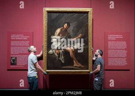 The National Gallery, Londra, Regno Unito. 11 aprile 2023. Il recentemente acquisito San Bartolomeo, opera del 1640-45 di Bernardo Cavallino (1616-1656?) È esposto accanto ad altri capolavori del barocco italiano nella Sala 32 della Galleria Nazionale di martedì 11 aprile 2023. Cavallino probabilmente morì durante la peste che devastò Napoli nel 1656. Credit: Malcolm Park/Alamy Live News Foto Stock