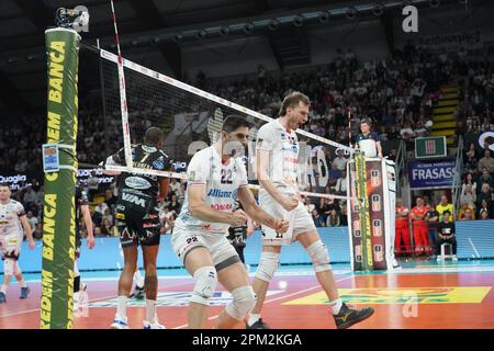 PalaBarton, Perugia, Italia, 10 aprile 2023, allianz milano si rallegra durante il Play Off - Sir Safety Susa Perugia vs Allianz Milano - Volley Italian Foto Stock