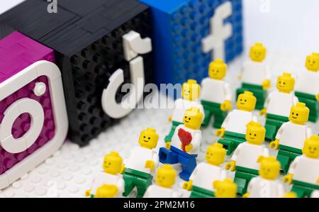 ogni online attira l'attenzione sui diversi social media Foto Stock