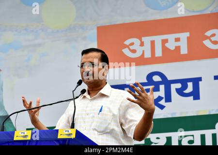 11 aprile 2023, Nuova Delhi, Delhi, India: Delhi Capo Ministro Arvind Kejriwal adito ai suporter del partito con i suoi capi anziani del partito e Rajya Sabha MPS Ramgopal Yadav, Sanjay Singh, Sunil Gupta, Raghav Chaddha ed altri, Dopo l'elezione, la Commissione ha riconosciuto l'AAP come partito politico nazionale su sei posizioni terze dopo il Congresso nazionale indiano, Rulling in Country Bhartiya Janta Party, ha detto che in così breve tempo si tratta di un 'iracolo' per il suo partito. Kejriwal ha accreditato la gente per il riconoscimento e ha cercato le benedizioni da Dio per permettere al suo partito di compiere il loro e Foto Stock