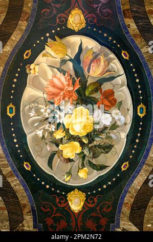 Firenze. Italia. Museo dell'Opificio delle pietre dure. Vassoio con fiori, 1874. Vassoio con fiori, 1874. Foto Stock