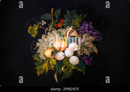 Firenze. Italia. Museo dell'Opificio delle pietre dure. Piano da tavolo con una composizione di frutta, 1864. Pietre dure Foto Stock