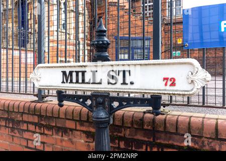 Cartello stradale vintage, Mill Street, la città reale di Sutton Coldfield, West Midlands, Inghilterra, Regno Unito Foto Stock