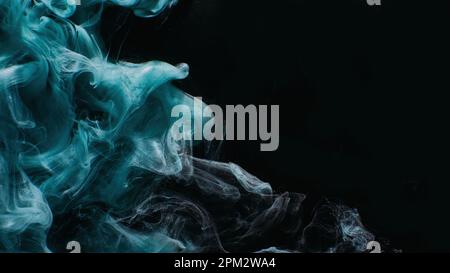 Inchiostro nebbia d'acqua blu galleggiante nebbia glitter su nero Foto Stock