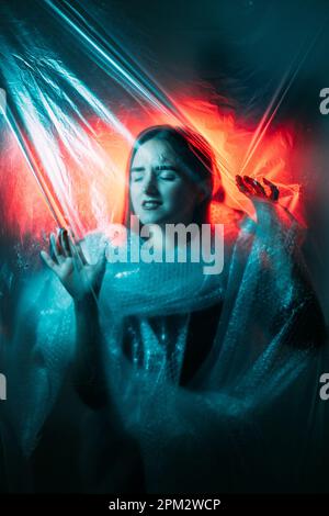 Inquinamento plastico riscaldamento globale wrap donna bolla Foto Stock