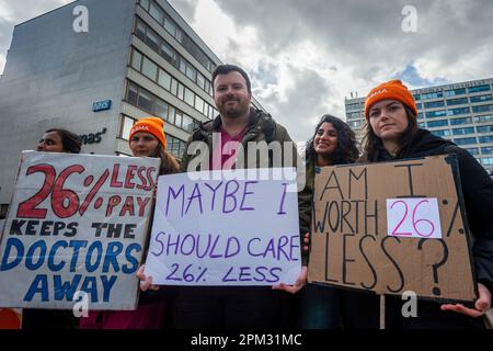 Londra, Regno Unito. 11 aprile 2023. Medici giovani a una linea di picket fuori St Thomas’ Hospital. Questo è il primo di uno sciopero di quattro giorni da medici in formazione in tutta l'Inghilterra su retribuzione e condizioni dopo uno sciopero di tre giorni a marzo. Credit: Stephen Chung / Alamy Live News Foto Stock