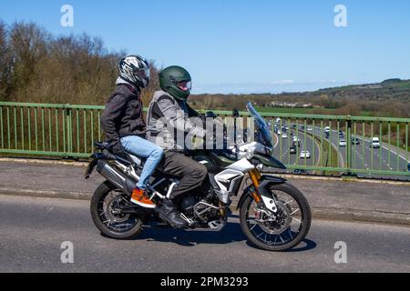 2022 Triumph Tiger 900 Rally Pro Inline Triple LC EU5 Green Motorcycle Adventure benzina 888 cc; attraversando ponte autostradale a Greater Manchester, Regno Unito Foto Stock