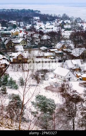 Morskoye Village, Curonian Spit National Park, regione di Kaliningrad, Russia, 8 gennaio 2022. Villaggio costiero, case su un piano. Vista dall'alto. Foto Stock