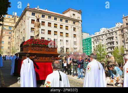 La processione della domenica di Pasqua con una scultura di Gesù Cristo risuscitò Santander Cantabria Spagna Foto Stock