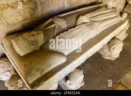 Figura scolpita in pietra per la copertura di una tomba nel chiostro della cattedrale di Santander Cantabria Spagna Foto Stock