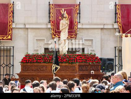 I partecipanti alla processione della domenica di Pasqua con una scultura di Gesù Cristo resuscitarono Plaza Obispo Eguino y Trecu Santander Cantabria Spagna Foto Stock