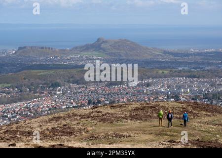 Edimburgo, Scozia, Regno Unito. 11th aprile 2023. Gli escursionisti che si godono il bel tempo questa mattina sui vari sentieri e sentieri intorno al Parco Regionale delle colline Pentland. Vista sui tetti della città sud di Edimburgo verso Arthurs Seat. Credit: Craig Brown/Alamy Live News Foto Stock