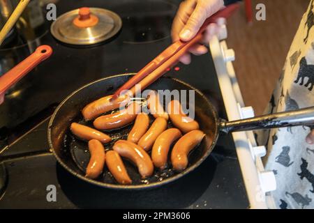 piccole salsicce svedesi in una padella di ottone Foto Stock