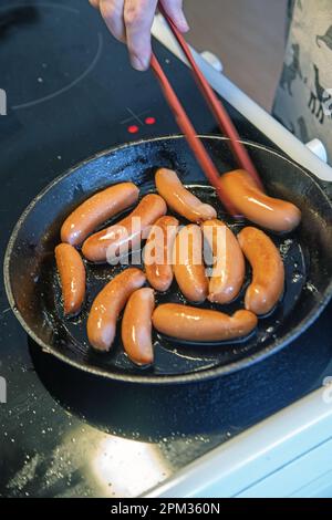 piccole salsicce svedesi in una padella di ottone Foto Stock