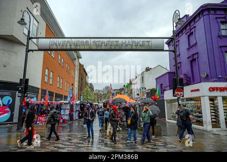 Camden Town, Londra, Regno Unito: Persone all'ingresso del mercato di Inverness Street su Camden High Street. Foto Stock
