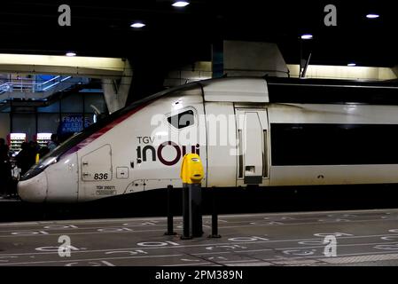 Parigi, Francia. Aprile 02. 2023. Treno alla stazione di Montparnasse pronto per la partenza. Vista sul treno TGV di SNCF. Foto Stock