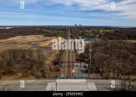 Una vista aerea dei binari del treno a Pelham Bay dalle secche acque paludose di Bronx, New York, durante una mattinata di sole Foto Stock