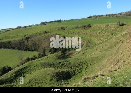 Vista da North Downs Way (sentiero a lunga distanza) e Pent Down sulle North Downs sopra Postling, Folkestone, Kent, Inghilterra Foto Stock