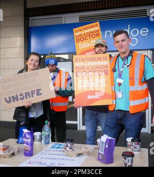 Londra, Regno Unito. 11th Apr, 2023. I medici giovani iniziano il loro sciopero di 4 giorni in tutto il Regno Unito. ( Credit: ) Brian Minkoff/Alamy Live News Foto Stock