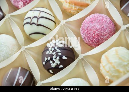 Varie praline e primo piano della scatola Foto Stock