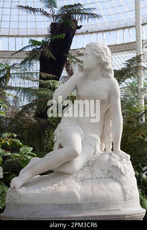 Scultura di Eva dello scultore romano Scipione Tadolini, scolpita intorno al 1875 in marmo all'interno della serra del Palazzo Kibble nei Giardini Botanici di Glasgow, Foto Stock