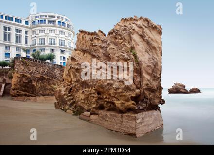 Hotel sulla spiaggia rocciosa, Biarritz, Aquitaine, Paesi Baschi, Francia Foto Stock