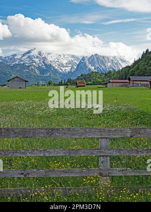 Vista del villaggio Farchant in Werdenfelser Land ai piedi dei monti Wetterstein, Baviera, Germania Foto Stock