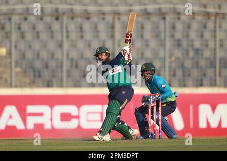 Nurul Hasan Shohan batti durante il Dhaka Premier Division Cricket League 2022-23 seconda partita tra Abahani Ltd. E SK Jamal DC a Sher-e-Ban Foto Stock