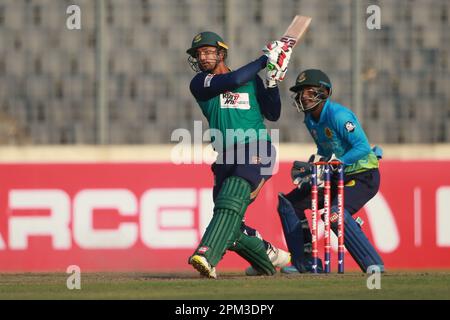 Nurul Hasan Shohan batti durante il Dhaka Premier Division Cricket League 2022-23 seconda partita tra Abahani Ltd. E SK Jamal DC a Sher-e-Ban Foto Stock