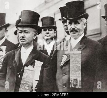 Hinky Dink Kenna e Alderman John Powers, visti qui in regalia del Cook County Democratic Marching Club. Michael Kenna, alias 'Hinky Dink',1857 - 1946. Politico americano che ha servito come alderman del 1st Ward di Chicago, 1897 - 1923 e 1939 - 1943. John Powers, alias Johnny De Pow ,1852 – 1930. Alderman a Chicago, Illinois (1888-1903, 1904-1927) per il Partito democratico. Da Lords of the Levee, pubblicato nel 1943. Foto Stock