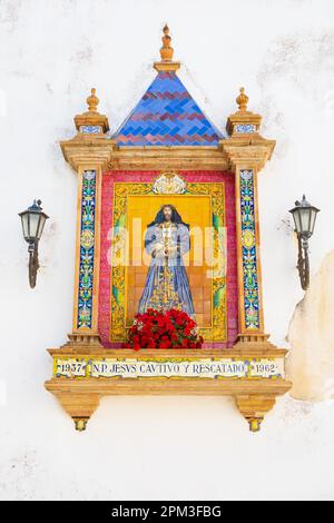 Pala d'altare piastrellata di Gesù Cristo sulla parete della chiesa Parroquia de Santa Cruz, Plaza Felix Fray. Cadice, Andalusia, Spagna. Gesù Cautivo y Rescata Foto Stock