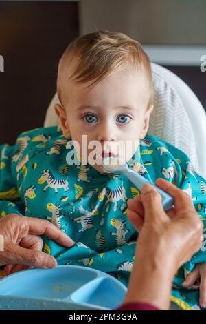 Nonna che alimenta suo nipote Foto Stock