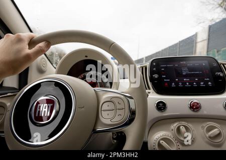 Porto, Portogallo - 01.04.2023: Guida di una Fiat 500, bellissimo cruscotto interno bianco. Foto Stock