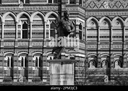 Statua di William Webb Ellis fuori Rugby School, Rugby Town, Warwickshire, Inghilterra, Regno Unito Foto Stock