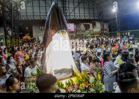 I devoti cattolici frequentano il tradizionale Salubong, seguito dalla messa della domenica di Pasqua al Barangay Bagong Silangan a Quezon City, Filippine, il 9 aprile 2023. (Foto di EDD Castro / Pacific Press/Sipa USA) Foto Stock