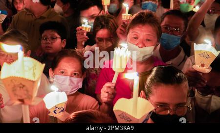 I devoti cattolici frequentano il tradizionale Salubong, seguito dalla messa della domenica di Pasqua al Barangay Bagong Silangan a Quezon City, Filippine, il 9 aprile 2023. (Foto di EDD Castro / Pacific Press/Sipa USA) Foto Stock