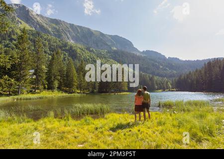 Francia, Isere (38), Matheysine, amanti del Lac du Poursollet nel massiccio Taillefer Foto Stock