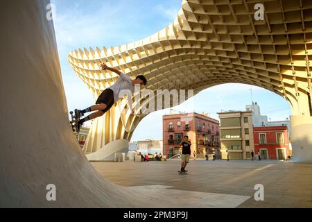 Siviglia Spagna - Setas de Sevilla o Metropol Parasol anche conosciuto come 'i funghi'. Si ritiene che sia la più grande struttura in legno del mondo. Foto Stock